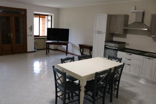 foresto-alloggio-glicine-casa-vacanza-cucina-soggiorno